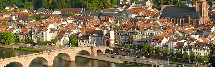 Altstadt Heidelberg | Im Vordergrund die Alte Brücke, im Hintergrund die Heilig Geist Kirche